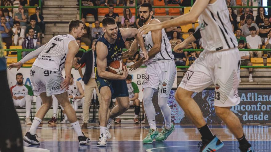 Ivica Radic defendiendo el balón entre los jugadores cántabros. |  // ALÁN PÉREZ