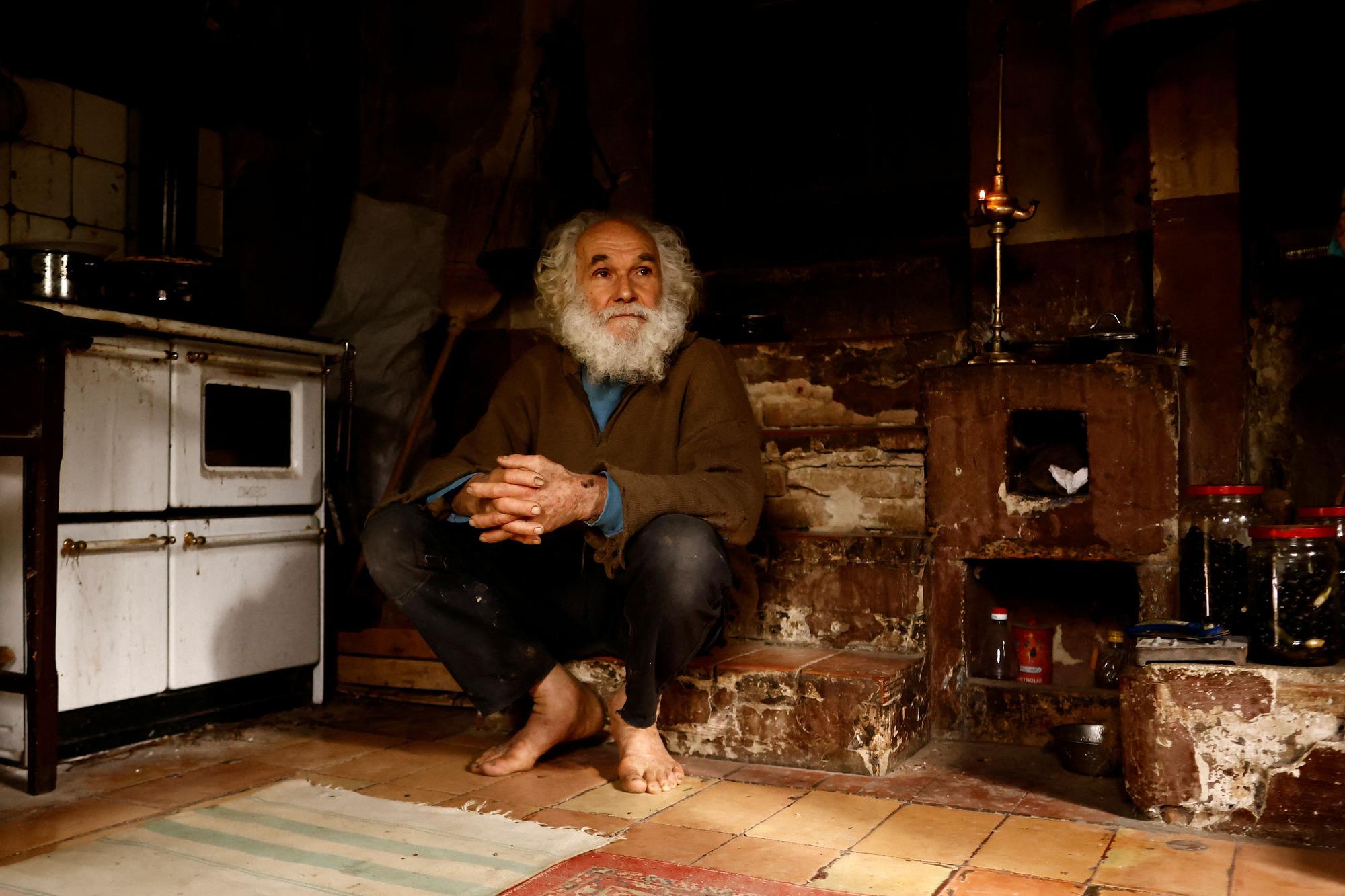 Fabrizio Cardinali, uno de los últimos italianos que voluntariamente vive sin usar energía elértrica.