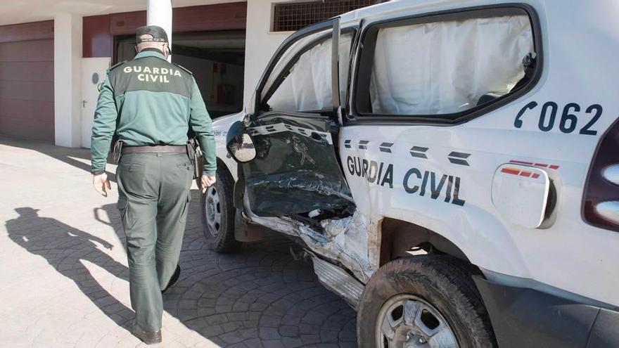 Un guardia, junto al coche contra el que chocó el senegalés.