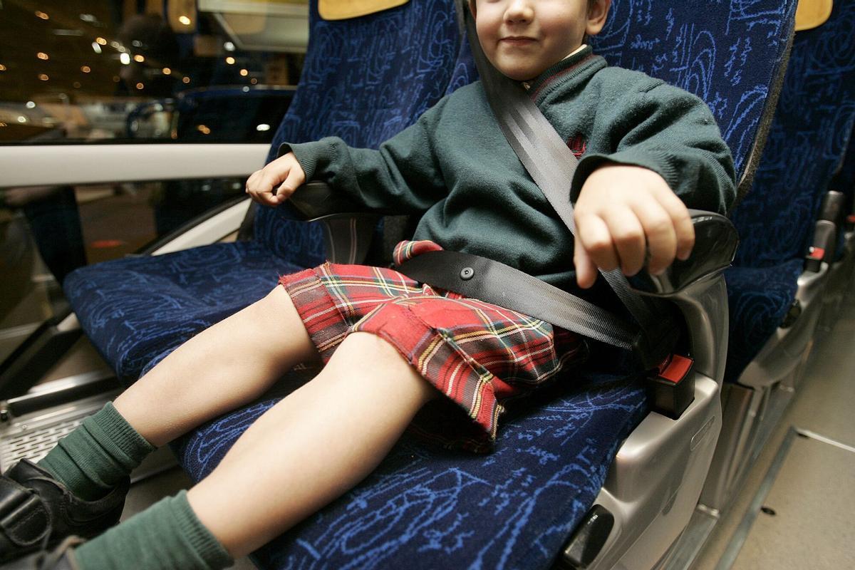 MD85. MADRID, 15/10/08.- Nuevo modelo de cinturón de seguridad de tres puntos para autocares válido para niños a partir de 3 años y adultos, y con el que se pretende reducir el número de muertos y heridos en los accidentes de este tipo de vehículos, y que presentó hoy la Fundación Instituto Tecnológico para la Seguridad del Automóvil. EFE/Javier Lizón