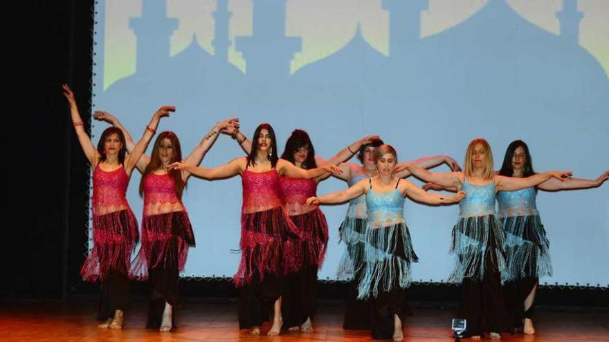 Un espectáculo de danza durante la gala de ayer en el Auditorio.  // Gonzalo Núñez