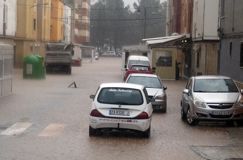 Consecuencias de la tromba de agua caída en Alzira esta pasada madrugada y esta mañana.