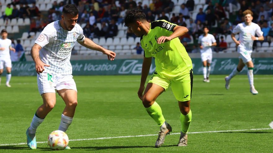 Carlos Puga realiza un regate durante el duelo ante el Ceuta. Carlos Puga realiza un regate durante el duelo ante el Ceuta.