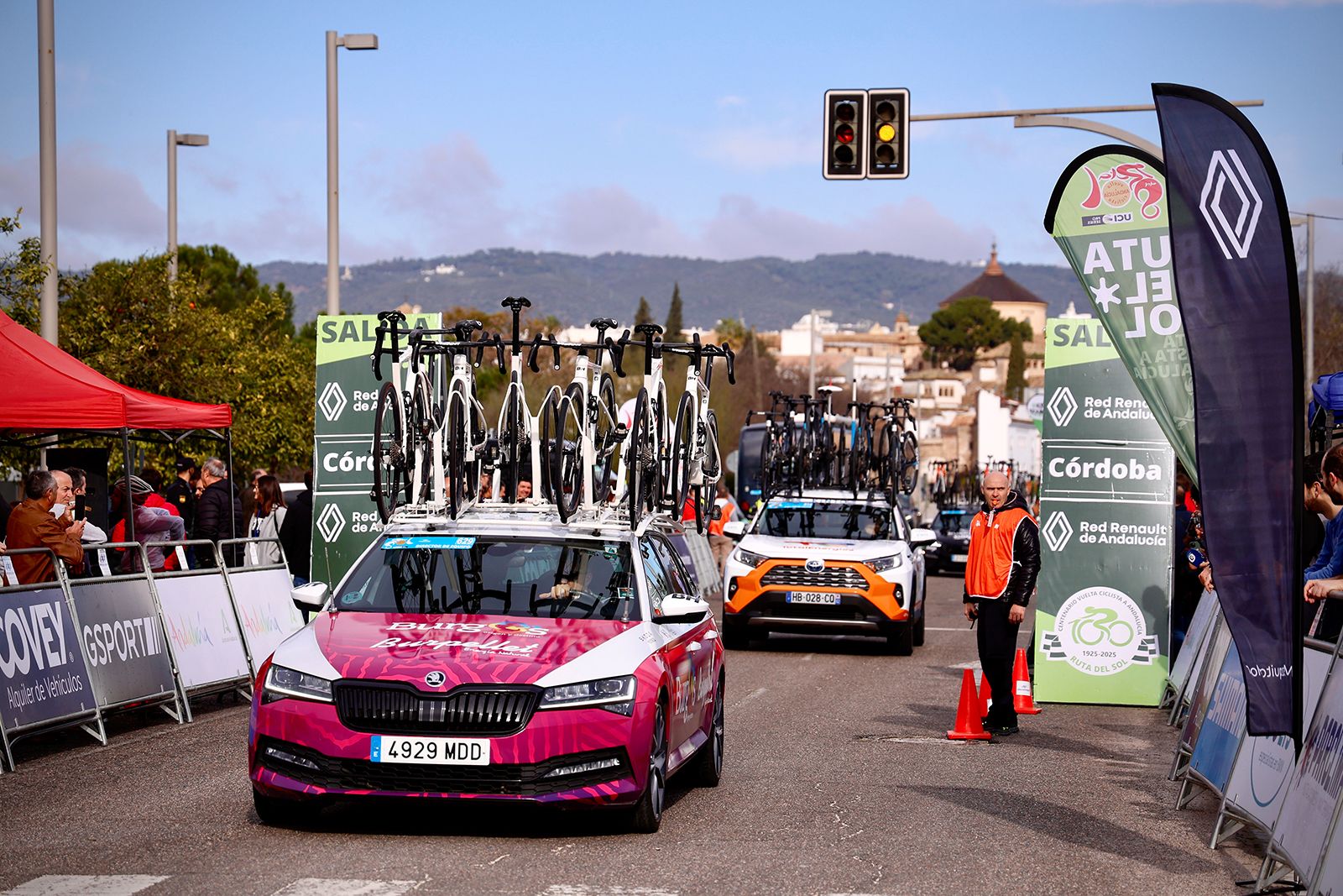 La salida de la etapa de Córdoba de la Vuelta a Andalucía en imágenes