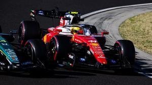 Hamilton, en la imagen rodando junto a Alonso, ha sido el más rápido este viernes en Hungría