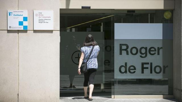 Una dona entra al CAP de Roger de Flor.  | JOAN CORTADELLAS