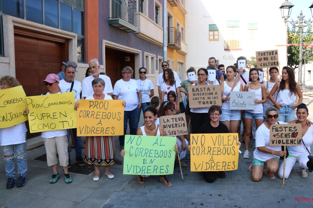 Vidreres celebra els correbous entre les protestes dels animalistes