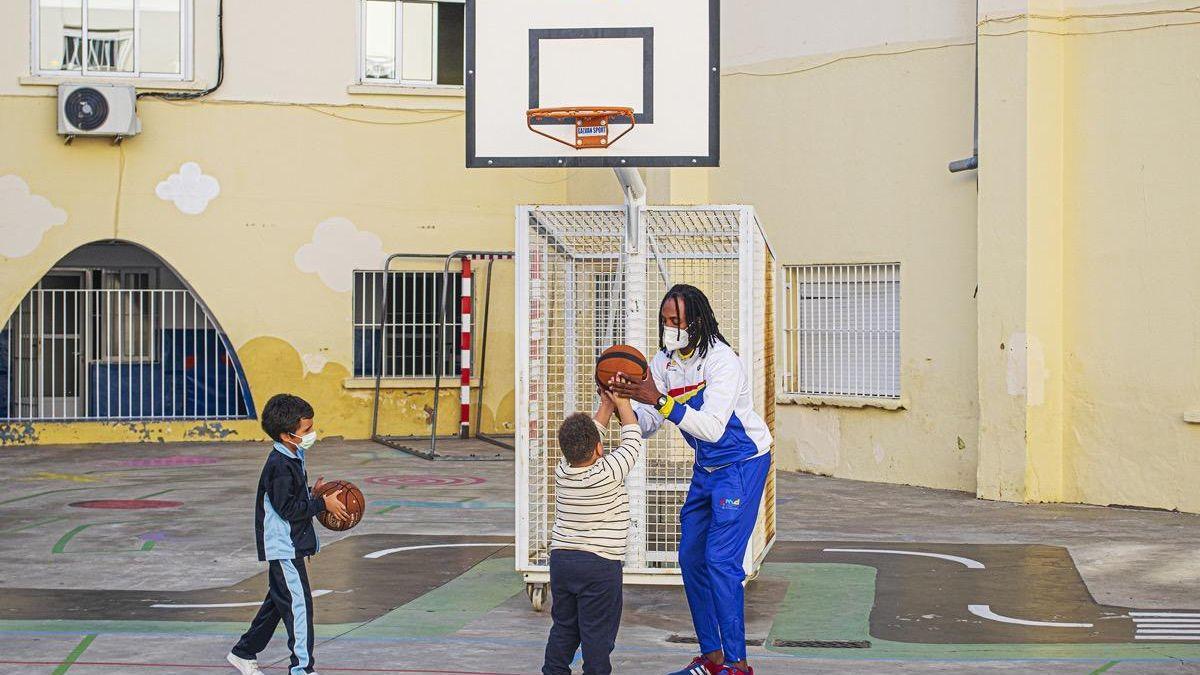 Imagen de archivo de un monitor de baloncesto con alumnos del Arias Montano.