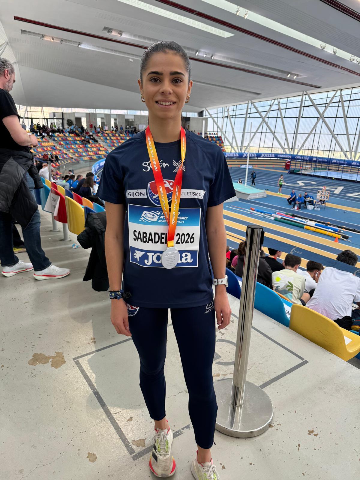 Lucía García, con la plata obtenida en la prueba de 1.500 del Campeonato de España sub-20 de atletismo.