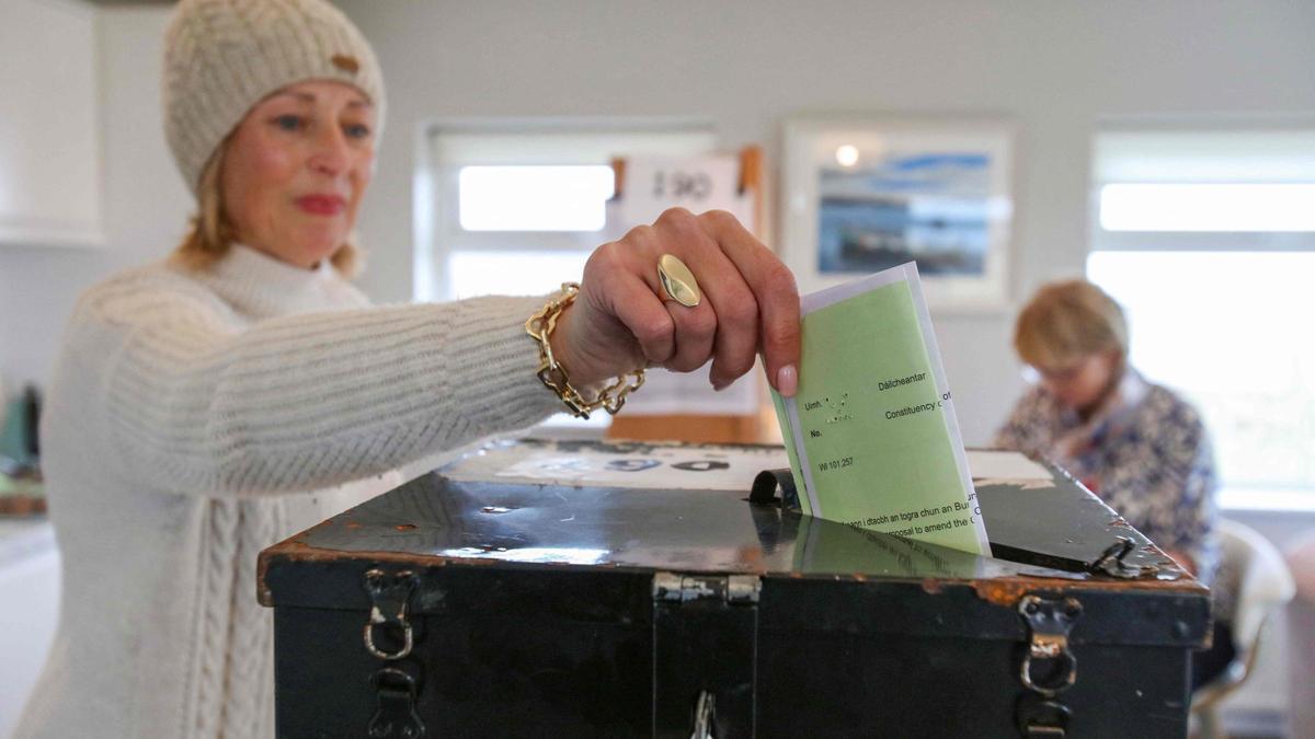 Una mujer vota en el referéndum en Irlanda, este viernes