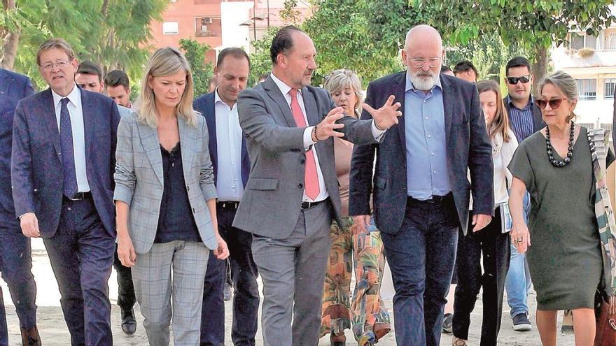 Timmermans (segundo por la derecha) ayer durante su visita a Orihuela.