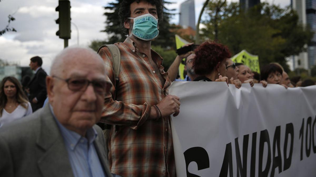 Manifestación, ayer, del personal sanitario a las puertas del Hospital Carlos III de Madrid.