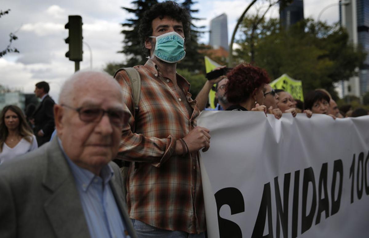 Manifestació, ahir, del personal sanitari a les portes de l’Hospital Carles III de Madrid. Manifestació, ahir, del personal sanitari a les portes de l’Hospital Carles III de Madrid.