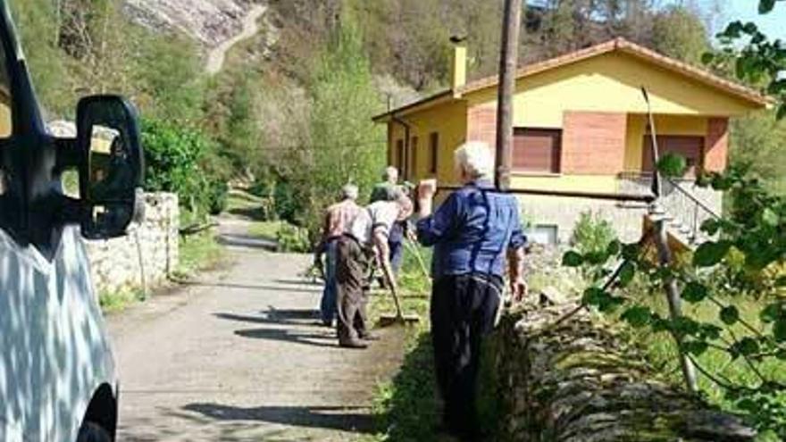 Los vecinos de Aballe trabajan en la sextaferia.