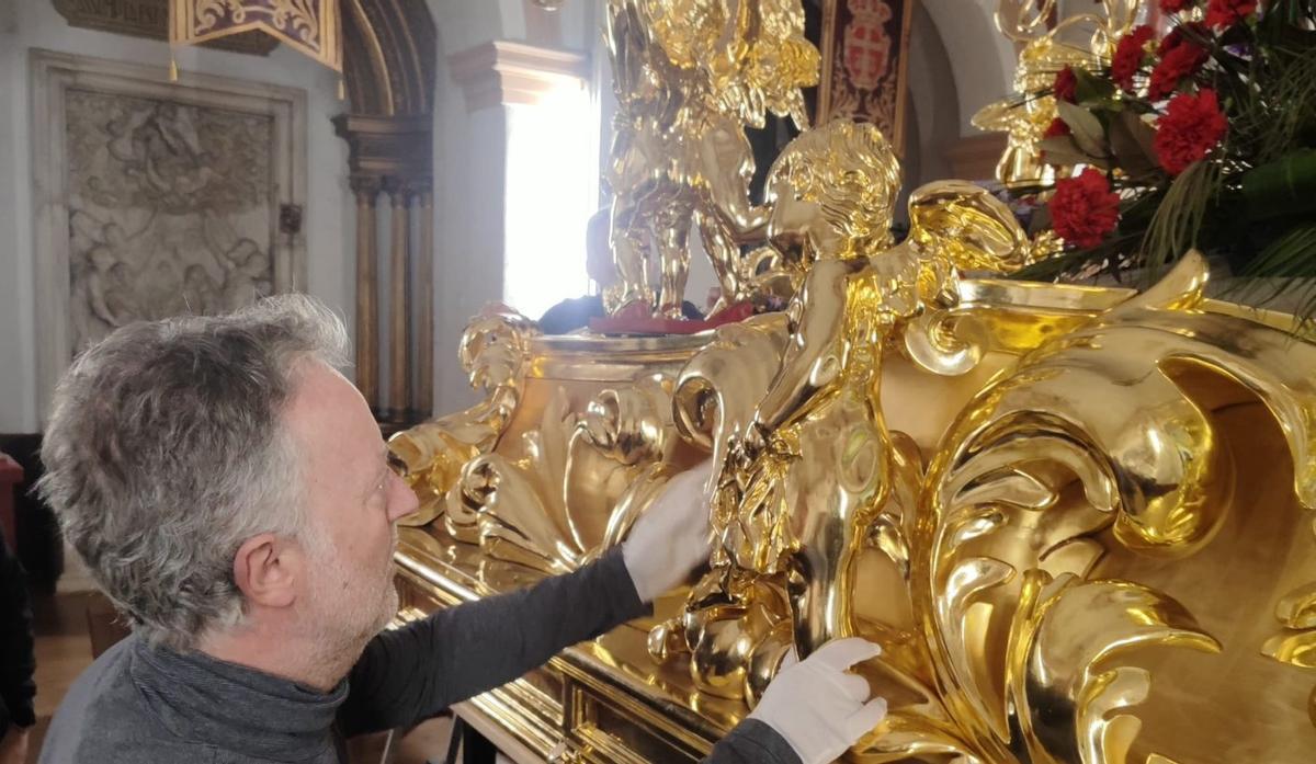 El escultor Arturo Serra, junto al nuevo trono del Cristo de la Caridad. | L. O.