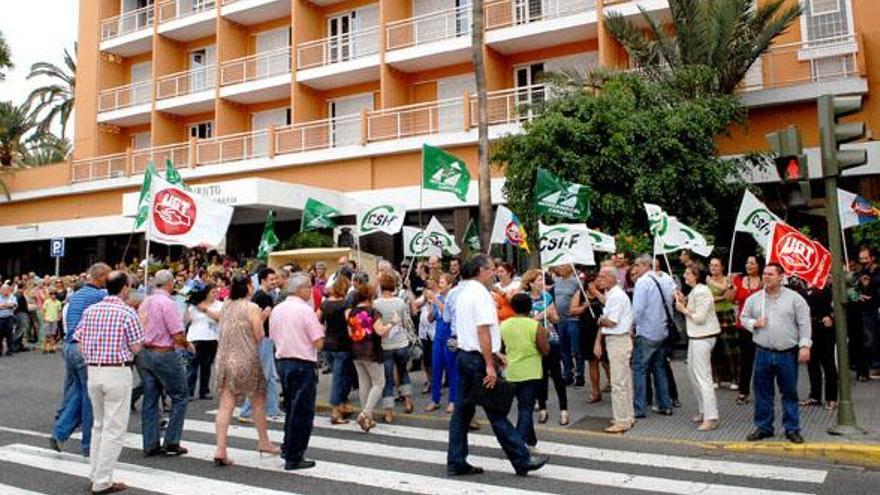 Concentración de trabajadores públicos en las oficinas municipales de la capital grancanaria. | santi blanco