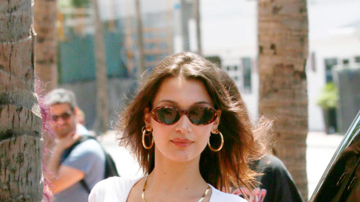 Los accesorios del look de Bella Hadid con vaqueros 'mom jeans'