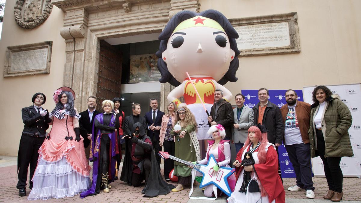 Organizadores y ‘cosplayers’, ayer en el Mubam.