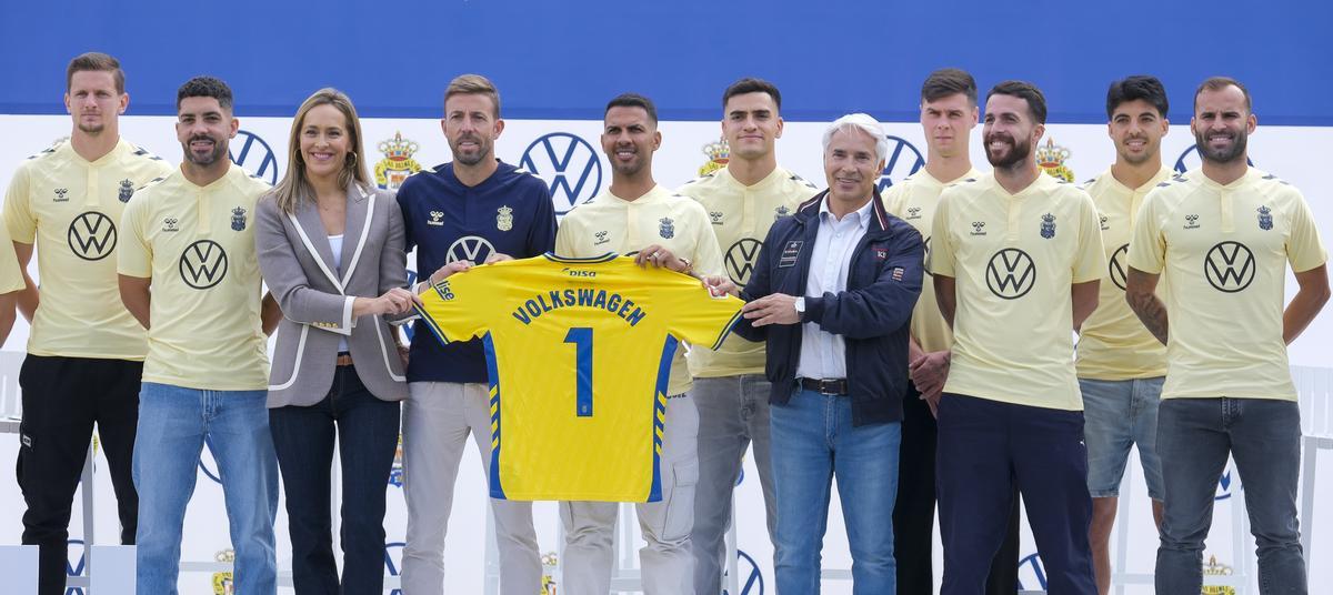 El plantel de la UD, en el último acto promocional en el Gran Canaria.