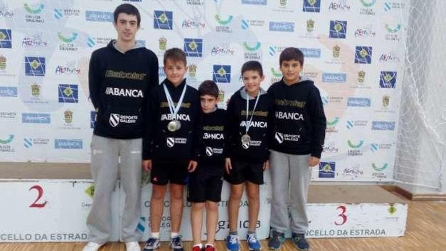 Jugadores sub-11 del CB A Estrada con su entrenador.