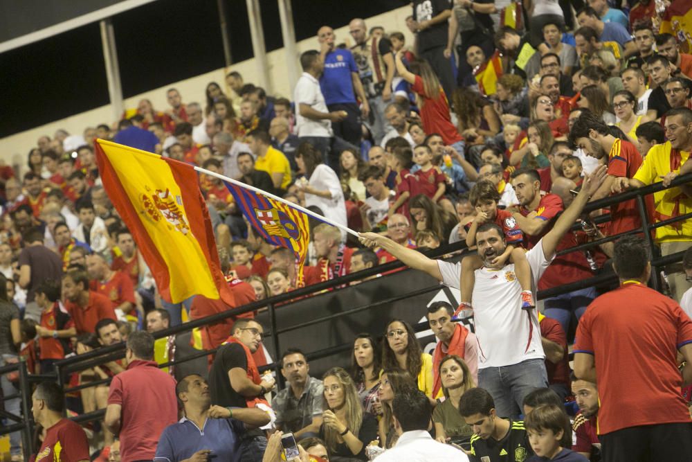 Miles de aficionados no han querido perderse el partido de la Roja