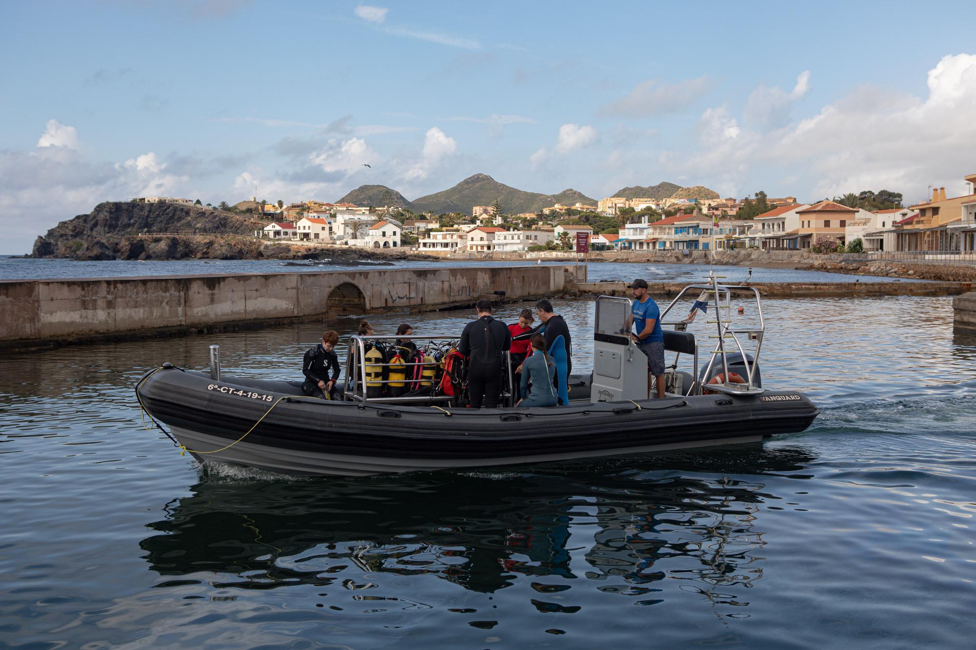 Voluntarios retiran basura de los fondos marinos del litoral