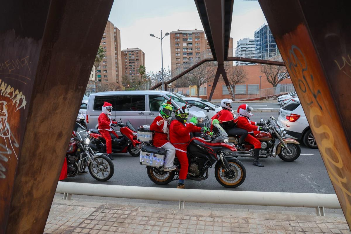 'Papanoelada' motera recorre las calles de València