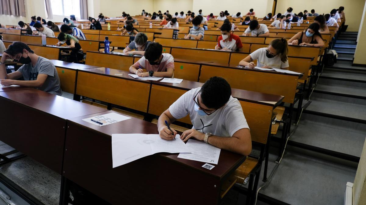 Jóvenes malagueños realizan un examen de la Selectividad en un aula de la Universidad de Málaga.