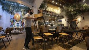 Imagen de un bar de Barcelona cerrado, por la pandemia, en 2020.