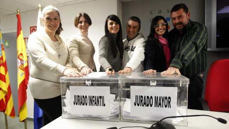 El jurado se completó con los festeros (en la imagen) que votaron las hogueras y barracas.