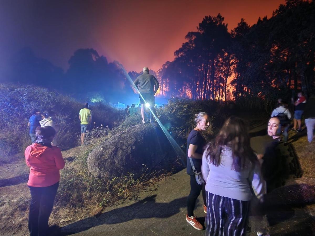 El incendio declarado ayer en Xiabre obliga a enfrentarse a las llamas durante toda la madrugada.