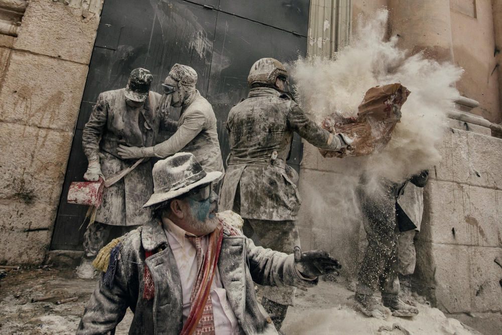 Segundo premio de Gente en la sección de series fotográficas. Festa dels Enfarinats de Ibi, en Alicante. Foto de Antonio Gibotta.