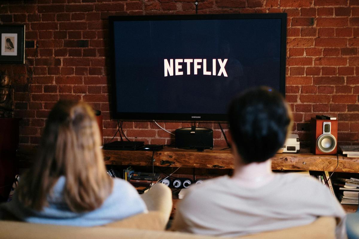 Una pareja viendo Netflix