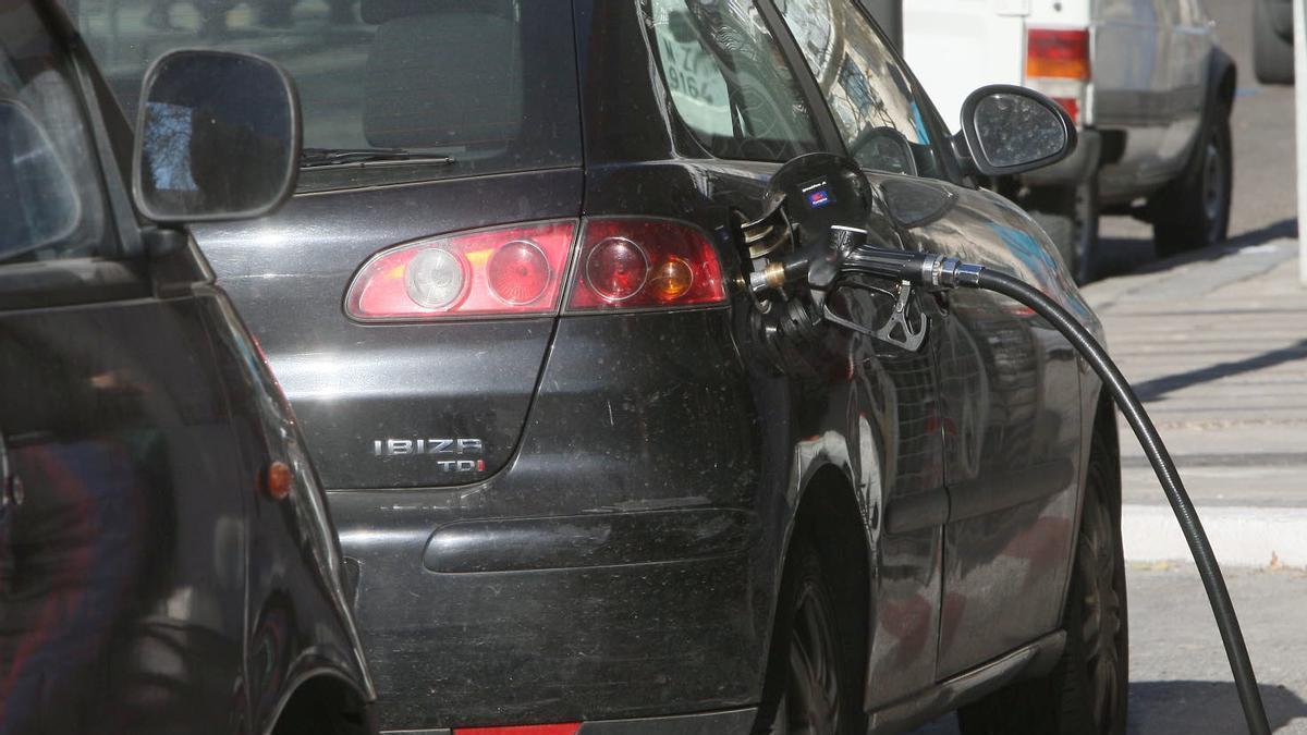 Un coche resposta en una estación de servicio