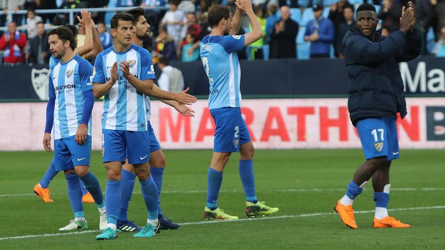 Los jugadores del Málaga se marcharon del partido con el Villarreal entre aplausos tras recuperar parte de la confianza perdida por el malaguismo.