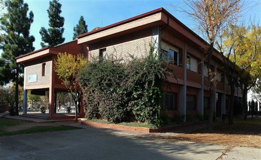 Exterior de l'Escola Montserrat de Cornellà