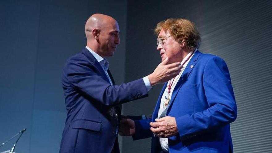 Miquel Bestard recibe el cariño de Luis Rubiales, presidente de la RFEF.