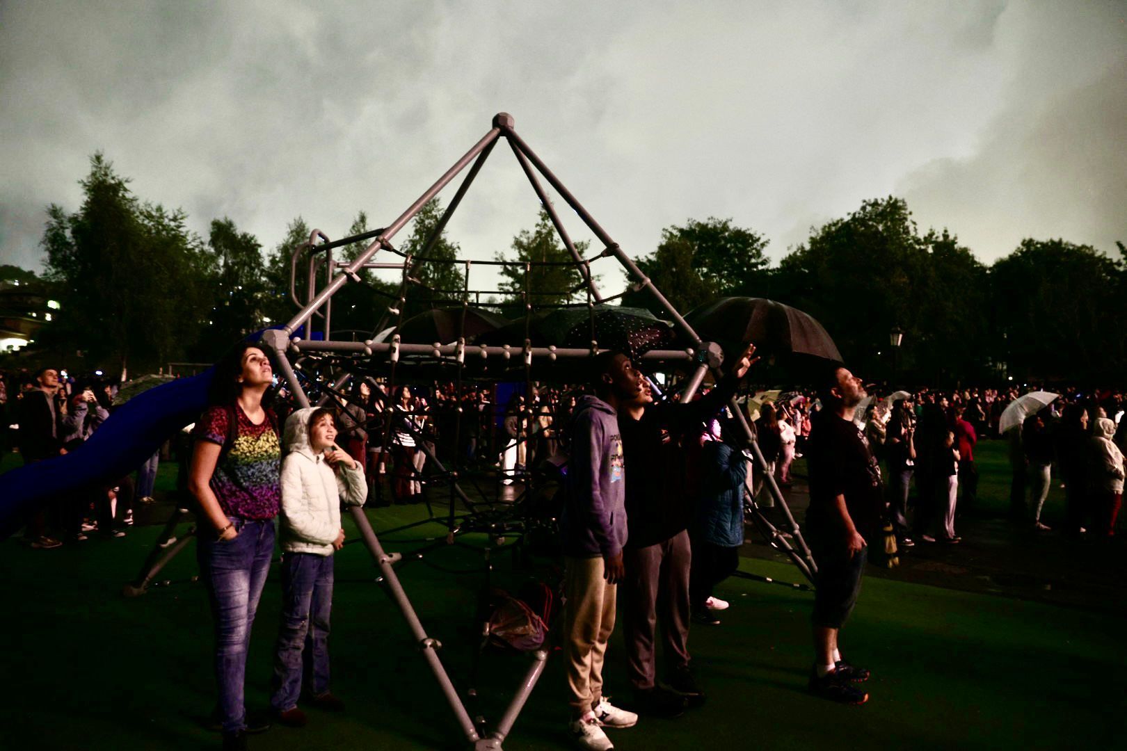 EN IMÁGENES: Así se vivieron unos fuegos de San Mateo bajo la lluvia en Oviedo