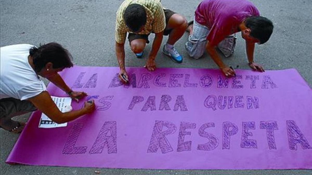 Algunos vecinos de la nueva plataforma preparan pancartas de queja.