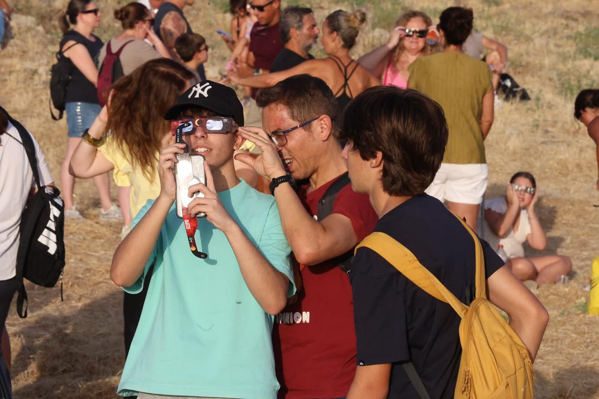El eclipse solar deja imágenes únicas desde el enclave arqueológico de Ategua en Córdoba El eclipse solar deja imágenes únicas desde el enclave arqueológico de Ategua en Córdoba