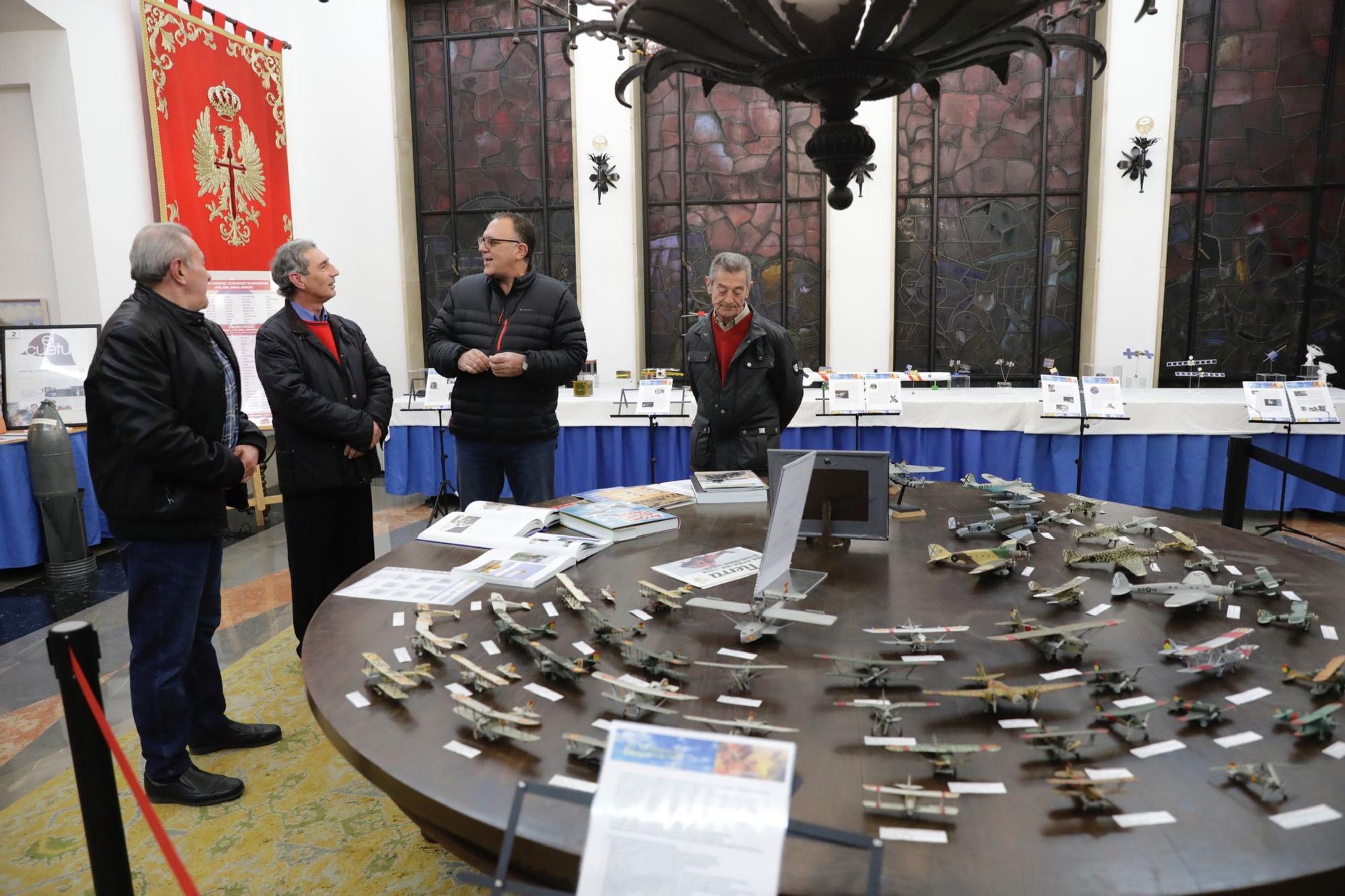 Una historia de la aviación en miniatura: así es la exposición de maquetas de la Delegación de Defensa