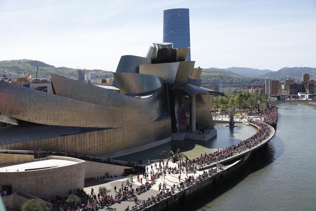 Bilbao y la Ría se abarrotan ansiosos de ver la gabarra