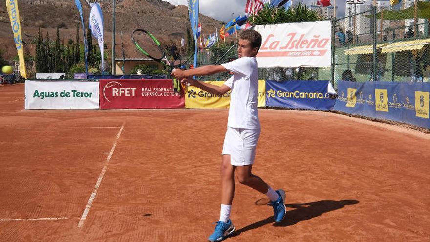 Uno de los jugadores sub 14 ejecuta un revés, ayer en El Cortijo.