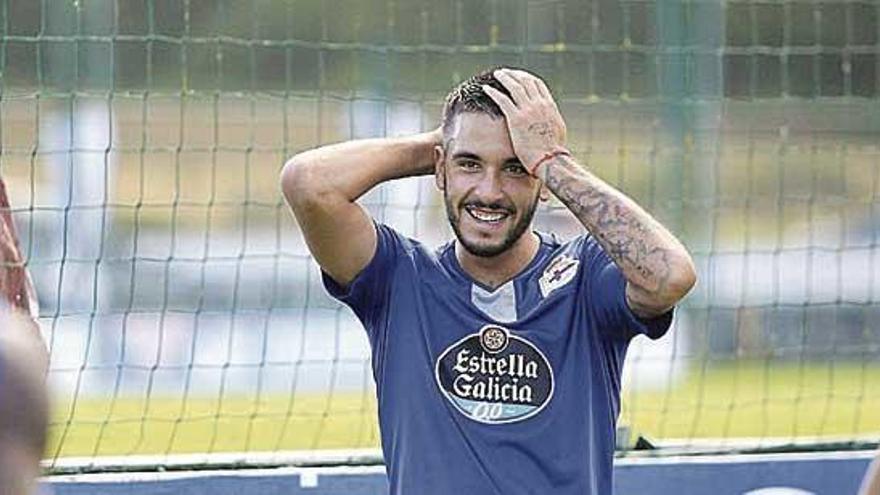 Adri Castro sonríe durante un entrenamiento del Dépor.