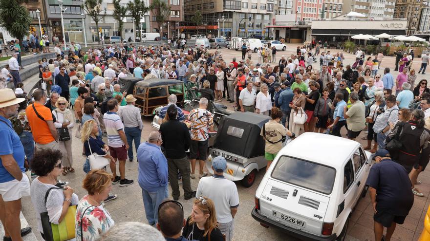 Multitudinaria recepción en Gijón a los microcoches que están de ruta por el Norte