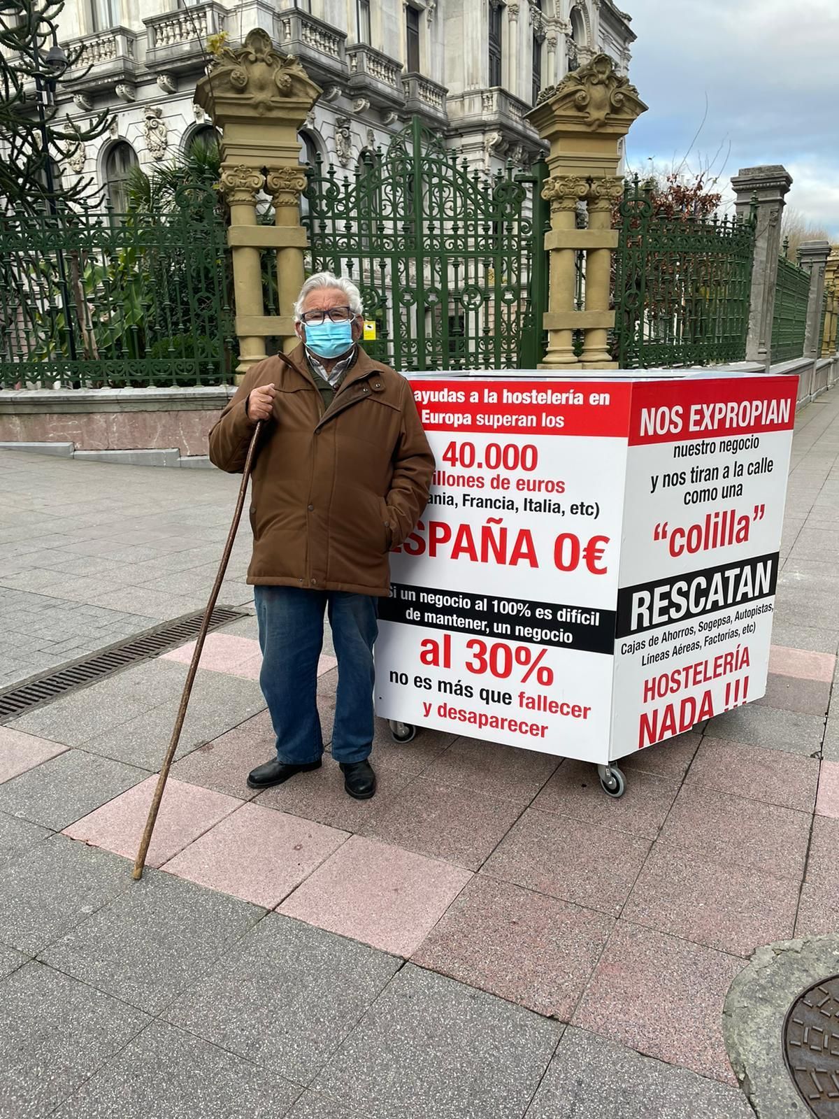 Eusebio Sánchez, veterano hostelero de Siero y padre de Titi Sánchez, visitando a su hijo en Oviedo.