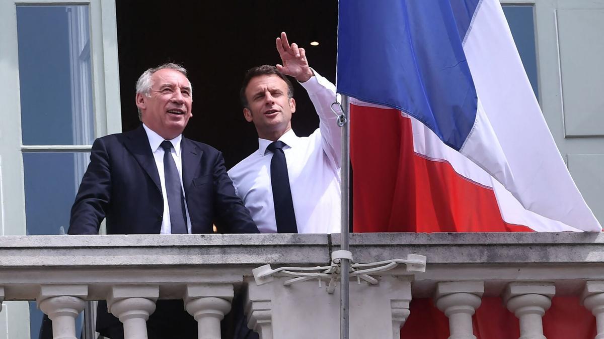 06/07/2023 FILED - 06 July 2023, France, Pau: French President Emmanuel Macron (r) talks with then mayor of Pau, Francois Bayrou, on the balcony of the town hall during a visit to Pau. Macron on 13 December appointed centrist politician Bayrou as prime minister, the Élysée Palace said, just over a week after the fall of the previous government. Photo: Gaizka Iroz/AFP/dpa POLITICA INTERNACIONAL Gaizka Iroz/AFP/dpa. FRANCE OUT, AUSTRIA OUT, BELGIUM OUT, CHINA OUT, CROATIA OUT, CZECH OUT, FINLAND OUT, HUNGARY OUT, JAPAN OUT, KOREA OUT, NETHERLANDS OUT, ROMANIA OUT, SCANDINAVIA OUT, SERBIA OUT, SLOVAKIA OUT, SLOVENIA OUT, UK OUT, USA OUT