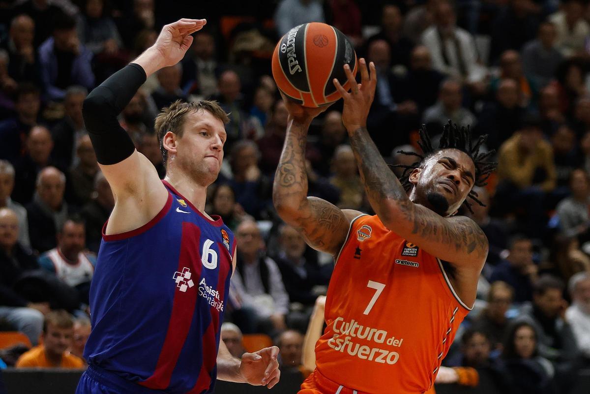 Vesely defiende a Jones en el partido de este jueves en Valencia.