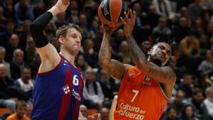 Vesely defiende a Jones en el partido de este jueves en Valencia.