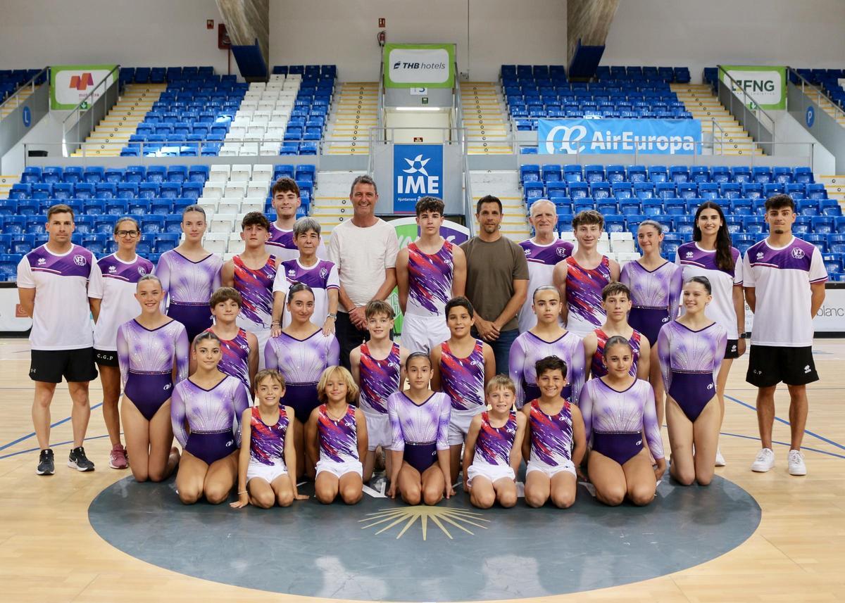 Los gimnastas del Palma, junto a los técnicos del club y los representantes del ayuntamiento de Palma